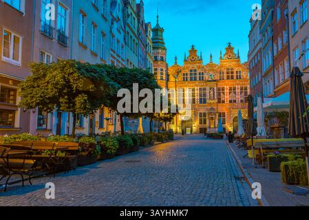 Vue au lever du soleil du Grand manège militaire à Gdansk, Pologne. IMAGE Banque D'Images