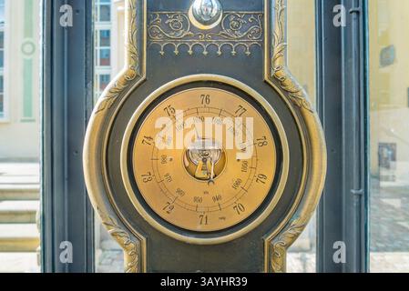 Thermomètre et baromètre Fahrenheit à Gdansk, Pologne. IMAGE Banque D'Images