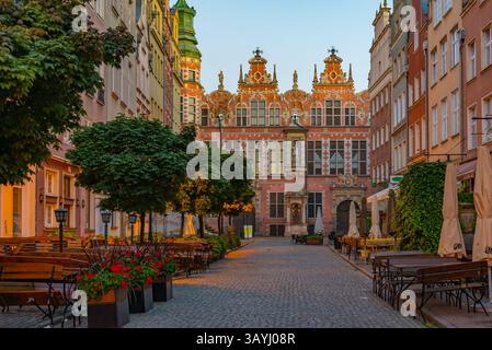 Vue au lever du soleil du Grand manège militaire à Gdansk, Pologne. IMAGE Banque D'Images