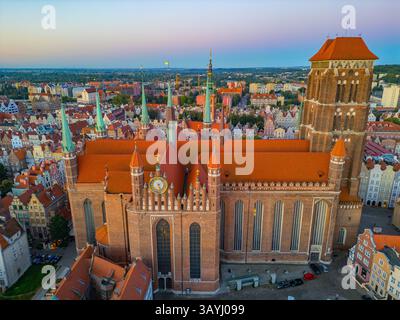 Vue au lever du soleil de la basilique de Marie de l'Assomption de la Bienheureuse Vierge Marie à Gdansk, Pologne. IMAGE Banque D'Images