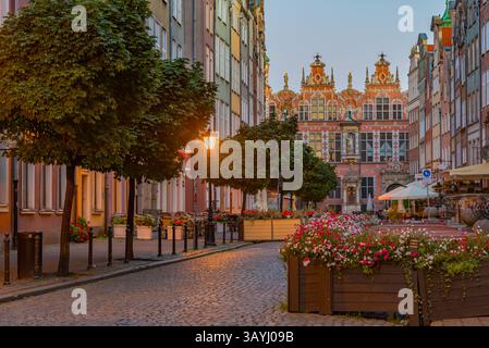 Vue au lever du soleil du Grand manège militaire à Gdansk, Pologne. IMAGE Banque D'Images