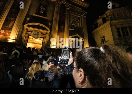Buenos Aires, Argentine. 21 avril 2025. Une jeune femme filme la messe sur son téléphone portable depuis les marches. A la Basilique de San José, dans le quartier de Flores, où Jorge Bergoglio a grandi et a fait ses premiers pas dans la prêtrise, Mgr Jorge GarcÃ-a Cuerva, archevêque de Buenos Aires, a animé une messe émotionnelle en hommage au pape François. Il a dit : « nous avons perdu le Pape des pauvres, des marginalisés, de ceux que personne ne veut, de ceux qui sont si nombreux à exclure. » L'église a débordé de gens. La vice-présidente Victoria Villarruel était présente. Banque D'Images