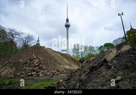 Chantier de construction avec des gravats et de la saleté devant la tour de télévision de Berlin - une métaphore visuelle du changement permanent de Berlin, l'Allemagne. Banque D'Images