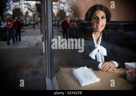 14 décembre 2009 - Sacramento, USA - Lisa Grotts, consultante certifiée en étiquette et protocole, photographiée lundi 14 décembre 2009 au restaurant Aioli Bodega à Sacramento. Grotts est un natif de Sacramento qui réside maintenant à San Francisco et fournit des instructions sur l'étiquette aux entreprises et aux particuliers. (Crédit image : © Sacramento Bee/ZUMApress.com) Banque D'Images