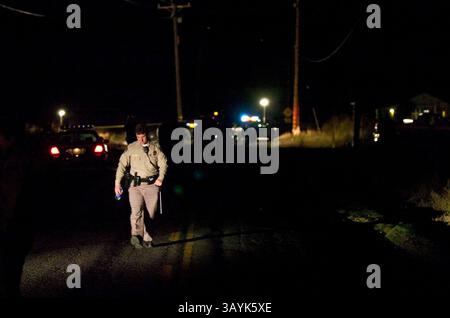 Kevin Dwyer, officier de la California Highway Patrol, enquête sur la scène d'un accident où un suspect sur une moto a heurté un officier qui lui a bloqué le chemin jeudi 18 octobre 2007 dans le comté rural de Yolo. Le suspect a subi des blessures graves, l'officier a subi une blessure à la jambe et une lascération à la tête, selon Dwyer. L'abeille de Sacramento / Carl Costas Banque D'Images