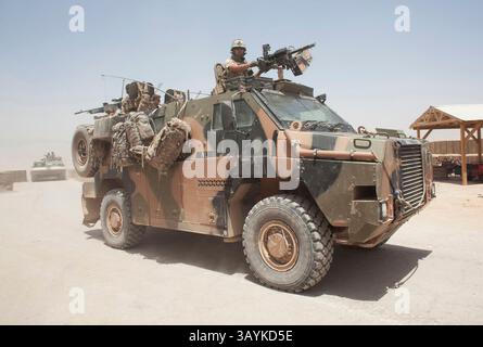 07 janvier 2010 - Tarin Kowt, Uruzgan, Afghanistan - un maître de brousse blindé roule dans un camp militaire. (Crédit image : © ton Koene/ZUMApress.com) Banque D'Images