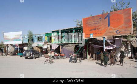 Jan 07, 2010 - Tarin Kowt, Uruzgan, Afghanistan - panneaux d'affichage foule façades. (Crédit image : © ton Koene/ZUMApress.com) Banque D'Images