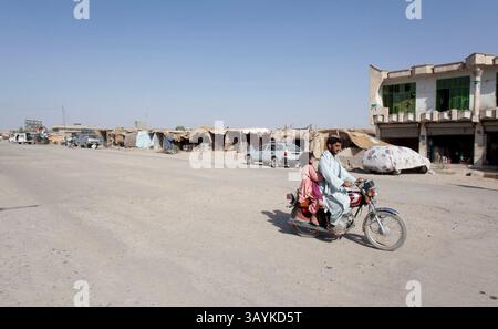 Jan 07, 2010 - Tarin Kowt, Uruzgan, Afghanistan - Une moto descend une rue vide. (Crédit image : © ton Koene/ZUMApress.com) Banque D'Images