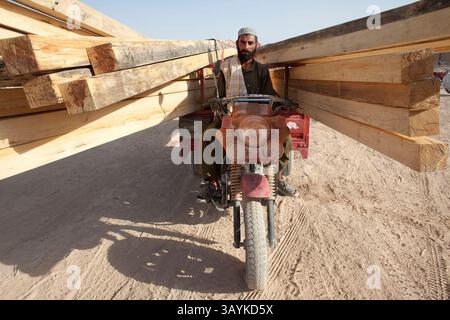 Jan 07, 2010 - Tarin Kowt, Uruzgan, Afghanistan - Un homme transporte des poutres de bois. La date est approximative. (Crédit image : © ton Koene/ZUMApress.com) Banque D'Images