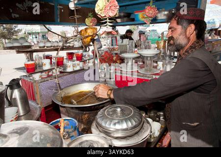 Jan 07, 2010 - Tarin Kowt, Uruzgan, Afghanistan - Un employé de restaurant mélange de la nourriture. (Crédit image : © ton Koene/ZUMApress.com) Banque D'Images