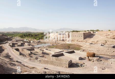 Jan 07, 2010 - Tarin Kowt, Uruzgan, Afghanistan - diverses structures se trouvent à l'extérieur d'une usine de briques. (Crédit image : © ton Koene/ZUMApress.com) Banque D'Images