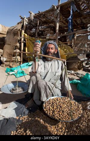 Jan 07, 2010 - Tarin Kowt, Uruzgan, Afghanistan - les noix sont pesées sur un marché. La date est approximative. (Crédit image : © ton Koene/ZUMApress.com) Banque D'Images