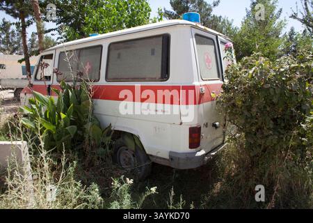Jan 07, 2010 - Tarin Kowt, Uruzgan, Afghanistan - une vieille ambulance est assise dans la brousse. La date est approximative. (Crédit image : © ton Koene/ZUMApress.com) Banque D'Images
