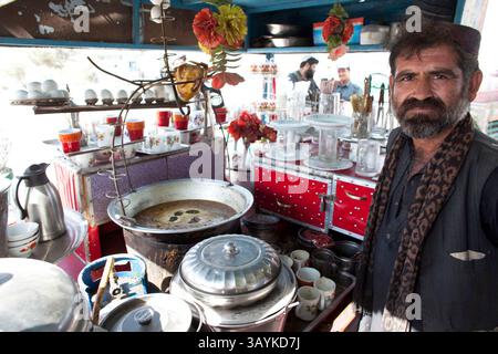 Jan 07, 2010 - Tarin Kowt, Uruzgan, Afghanistan - Un employé de restaurant se tient à côté de son entreprise de plein air. (Crédit image : © ton Koene/ZUMApress.com) Banque D'Images