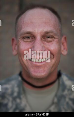 07 janvier 2010 - Tarin Kowt, Uruzgan, Afghanistan - le colonel James L. Creighton sourit pour un portrait. (Crédit image : © ton Koene/ZUMApress.com) Banque D'Images