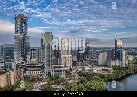 Une vue aérienne du quartier de Rainey Street sur le côté est du centre-ville d'Austin, Texas vu le 28 mars 2025. Banque D'Images
