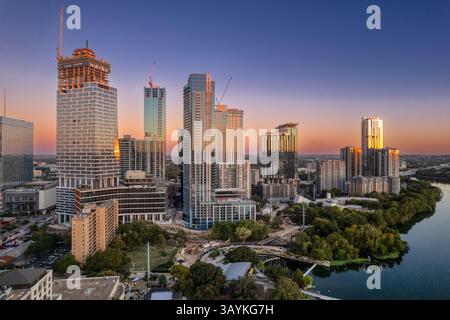 L'horizon changeant rapidement du quartier de Rainey Street dans le centre-ville d'Austin vu le 21 novembre 2024. Banque D'Images