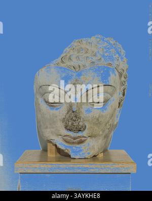 Une sculpture ancienne sereine représentant une tête de Bouddha, présentant des détails complexes dans les traits du visage et les cheveux, se dresse sur un fond bleu vif. La statue montre des signes d'altération, soulignant son importance historique. Tête de Bouddha, IVe–Ve siècle, Afghanistan, ancienne région de Gandhara, Gandhara, stuc avec pigment rouge et noir, 44,8 × 34,9 × 34,9 cm (17 5/8 × 13 3/4 × 13 3/4 po.) Art classique avec une touche moderne réinventé par Artotop Banque D'Images