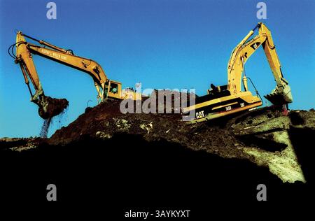 15 avr. 2004 - Cambridge, Massachusetts, États-Unis - excavation pour le Centre de l'état du MIT. Le Ray and Maria Stata Center, nommé en l'honneur du co-fondateur et président d'Analog Devices, Inc, a été conçu par le maître architecte Frank O. Gehry. Le Centre remplace le site historique du bâtiment 20 du campus de l'Institut de technologie du Massachusetts à Cambridge, ma. L'installation GSF de 713 000 comprend le bâtiment William H. Gates abritant le laboratoire d'informatique, le bâtiment Alexander Dreyfoos abritant le laboratoire d'intelligence artificielle, le laboratoire pour les systèmes de décision d'information, et Banque D'Images