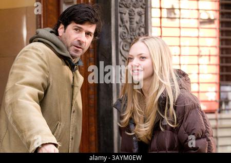 27 février 2011 - Gary Winick, directeur de lettres à Juliette, Guerre des mariées et 13 en cours 30, est décédé à l'âge de 49 ans suite à un long combat contre un cancer du cerveau. PHOTO : DATE DE SORTIE : 14 MAI 2010. TITRE DU FILM : lettres à Juliette. STUDIO : Summit Entertainment. INTRIGUE : une fille américaine en vacances en Italie trouve une ''lettre à Juliette'' sans réponse -- l'une des milliers de missives laissées dans la cour fictive de l'amant Vérone, qui sont généralement répondues par un ''secrétaires de Juliette'' -- et elle va dans une quête pour trouver les amants référencés dans la lette. SUR LA PHOTO : le réalisateur GARY WINICK et AMANDA SEYFR Banque D'Images