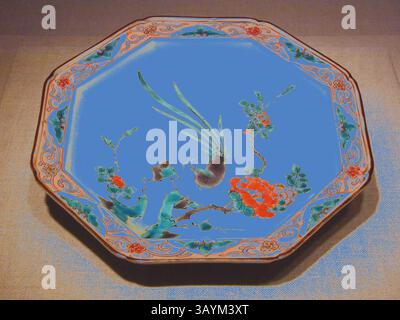 Une assiette octogonale aux motifs floraux éclatants et aux coups de pinceau délicats, mettant en valeur l'art dans sa représentation détaillée des plantes et des fleurs sur un fond bleu saisissant. Arita-ware Kakiemon plat octogonal, XIXe–début XXe siècle, Japon, porcelaine avec décoration émaillée, 4,9 x 22,2 cm Art classique avec une touche moderne réinventée par Artotop Banque D'Images