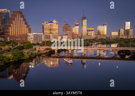 Le centre-ville d'Austin s'étend vers l'est dans le quartier de Rainey Street où la construction de gratte-ciel remplace actuellement les petits restaurants et le bar Banque D'Images