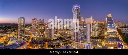 Un panorama aérien de l'horizon d'Austin, Texas pris d'une position près du Seaholm Development environ 30 minutes après le coucher du soleil le 3 avril 2024. Banque D'Images