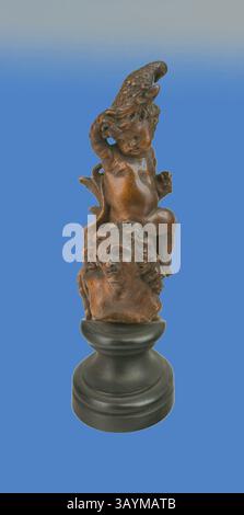 Sculpture détaillée représentant une figure chérubienne assise au sommet d'une représentation stylisée d'un visage, ornée de cheveux coulants et flanquée d'éléments décoratifs complexes. Le design général dégage un sentiment d'élégance et d'art, parfait pour l'affichage sur un piédestal. Putto, 1740/60, Allemagne du Sud, Allemagne du Sud, Boxwood, H. 8,9 cm (3 7/8 po) Art classique avec une touche moderne réinventé par Artotop Banque D'Images
