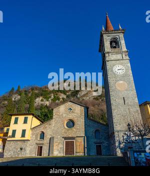 Vue du coucher du soleil de l'église Saint George à Varenna, Italie. IMAGE Banque D'Images