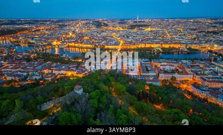Vue panoramique du coucher du soleil sur Prague depuis la colline de Petrin, république tchèque. IMAGE Banque D'Images