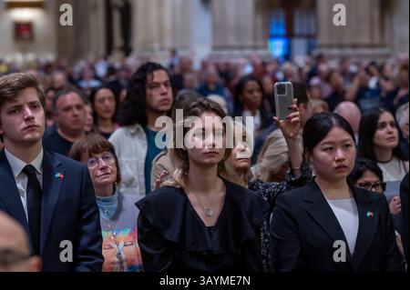 NEW YORK, NEW YORK - 22 AVRIL : les gens assistent à une messe spéciale pour le pape François dans la cathédrale de Patrick le 22 avril 2025, à New York. Le pape François est décédé tôt le matin du 21 avril à l’âge de 88 ans. Les funérailles du pape François, le premier pontife latino-américain, auront lieu samedi à Rome. Banque D'Images