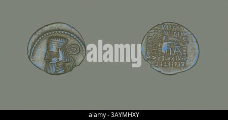 Deux pièces anciennes sont affichées côte à côte, avec des dessins et des inscriptions complexes. Une pièce présente le profil d'une figure ornée de marques détaillées, tandis que l'autre comprend la représentation d'une créature mythique à côté de lettres grecques. L'artisanat reflète l'art et l'importance historique de l'époque dont ils sont issus. Drachm (coin) incarnant le roi Gotarzes II, AD 40/51, persan, Parthie, Khorasan, argent, Diam. 2,1 cm, 3,40 g Art classique avec une touche moderne réinventée par Artotop Banque D'Images