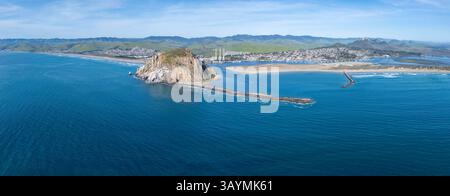 Quatre images ont été combinées pour cette vue panoramique aérienne depuis l'océan Pacifique de Morro Rock regardant vers l'est dans le port et la ville de Morro B. Banque D'Images