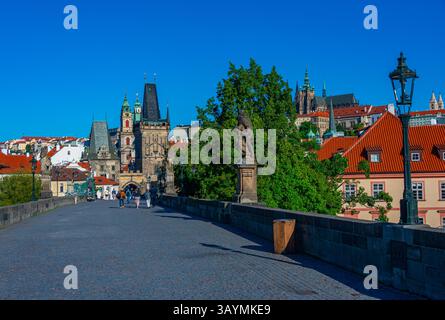 Les gens passent le pont Charles à Prague, en république tchèque. IMAGE Banque D'Images