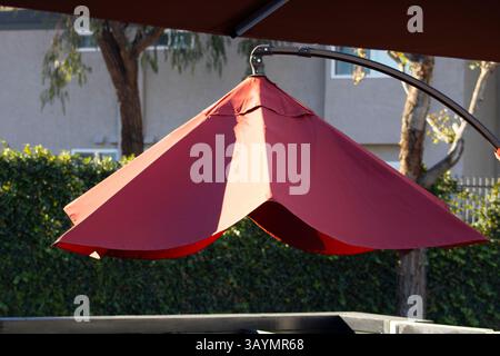 parapluie de table rouge suspendu Banque D'Images