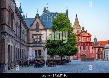 Vue sur le coucher du soleil du couvent George au château de Prague, république tchèque. IMAGE Banque D'Images