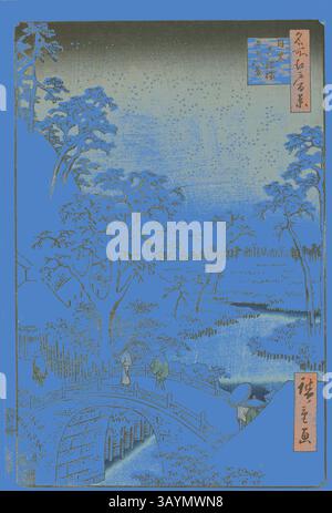 Un paysage serein comprend une rivière tranquille serpentant à travers les arbres, avec des personnages marchant sur un pont et des parasols à la main, assis contre un ciel crépusculaire rempli de teintes douces et atmosphériques. Les personnages japonais traditionnels ornent les coins, ajoutant une signification culturelle à la scène. Pont du tambour et colline de Yuhi à Meguro (Meguro Taikobashi Yuhi-no-oka), de la série cent vues célèbres d'Edo (Meisho Edo hyakkei), 1857, Utagawa Hiroshige 歌川 広重, japonais, 1797–1858, Japon, estampe couleur, oban, 35,8 x 24,2 cm (14 1/16 x 9 1/2 po) Art classique avec une touche moderne réinventé par Artotop Banque D'Images
