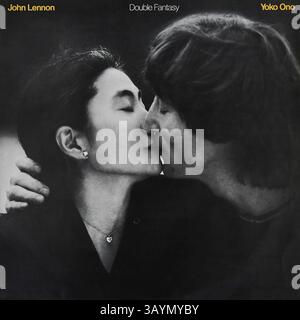 Reproduction photographique de la pochette de l'album de John Lennon et Yoko Ono, 'double Fantasy' de 1980 sur disque vinyle LP. Banque D'Images