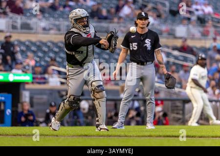 Minneapolis, Minnesota, États-Unis. 22 avril 2025. EDGAR QUERO, le receveur des White Sox de Chicago, se lance à la première base. Les Twins du Minnesota et les White Sox de Chicago se sont affrontés à Target Field le 22 avril. Les Twins du Minnesota sont victorieux par un score de 4-2. (Crédit image : © Michael Turner/ZUMA Press Wire) USAGE ÉDITORIAL SEULEMENT ! Non destiné à UN USAGE commercial ! Crédit : ZUMA Press, Inc/Alamy Live News Banque D'Images