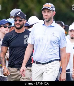 Doral, Floride, États-Unis. 6 avril 2025. Eric Trump (R) approche du premier tee avant la dernière manche du LIV Golf Miami au Trump National Doral. (Crédit image : © Debby Wong/ZUMA Press Wire) USAGE ÉDITORIAL SEULEMENT ! Non destiné à UN USAGE commercial ! Banque D'Images