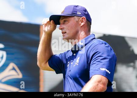 Doral, Floride, États-Unis. 6 avril 2025. Bryson DeChambeau, capitaine de Crushers GC, s’approche du premier tee lors de la dernière manche du LIV Golf Miami au Trump National Doral. (Crédit image : © Debby Wong/ZUMA Press Wire) USAGE ÉDITORIAL SEULEMENT ! Non destiné à UN USAGE commercial ! Banque D'Images