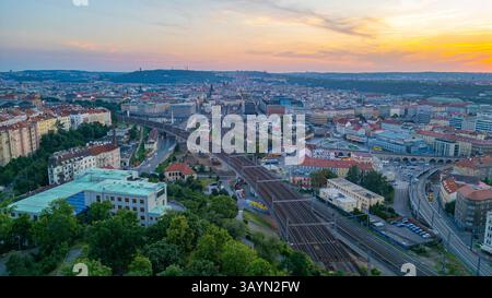 Coucher de soleil vue panoramique de Florenc à Prague, république tchèque. IMAGE Banque D'Images