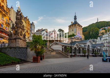 Vue sur le coucher du soleil de la tour du château et colonnade du marché à Karlovy Vary, république tchèque. IMAGE Banque D'Images
