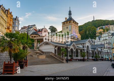 Vue sur le coucher du soleil de la tour du château et colonnade du marché à Karlovy Vary, république tchèque. IMAGE Banque D'Images