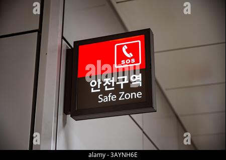 Un panneau de zone de sécurité avec une icône de téléphone blanche et les lettres « SOS » sur fond rouge Banque D'Images