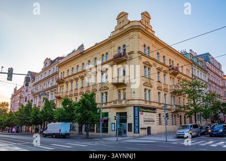 Prague, république tchèque, 12 mai 2024 : maisons colorées dans le quartier de Vinohrady à Prague, république tchèque. IMAGE Banque D'Images
