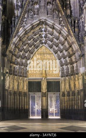 Entrée principale avec statues des saints à la cathédrale de Cologne, Allemagne, Europe Banque D'Images