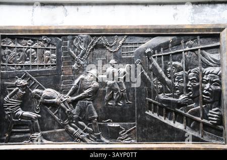 Image bas-relief de prisonniers vietnamiens torturés par des gardes français à la prison de Hoa Lo Banque D'Images