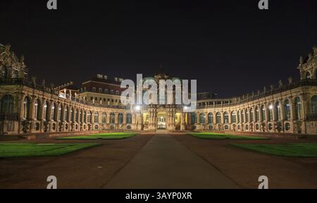 Panorama du palais de Dresde Zwinger avec illumination la nuit, Allemagne, Europe Banque D'Images