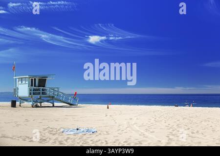 Station de sauveteur avec drapeau américain sur la plage de Hermosa, Californie, États-Unis, Amérique du Nord Banque D'Images